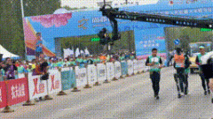 益丰配资 冲线！“天工”夺得全球首个人形机器人半马冠军